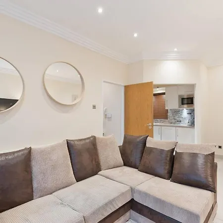 Captivating 2-bed In 1 Appartamento
