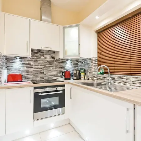 Captivating 2-bed In 1 Appartamento *