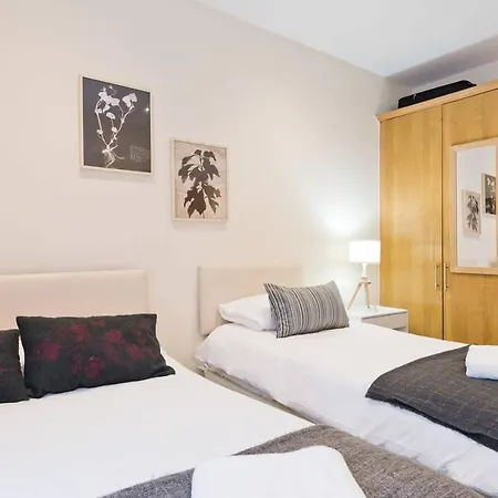 Captivating 2-bed In 1 Appartamento *