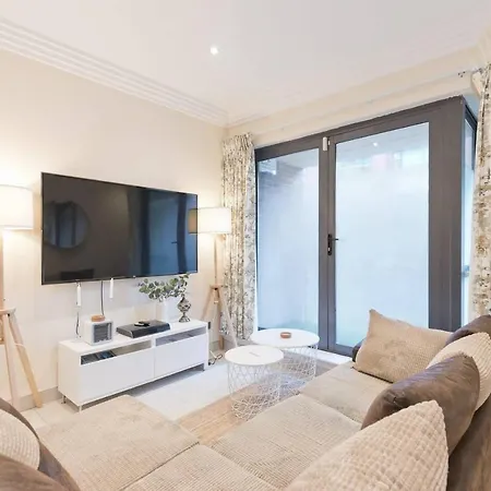 Captivating 2-bed In 1 Appartamento *