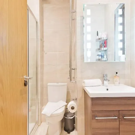 Captivating 2-bed In 1 Appartamento *